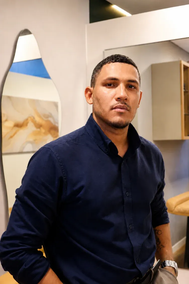Dr. Edivan Garcia, biomédico esteta, no consultório da Barra da Tijuca